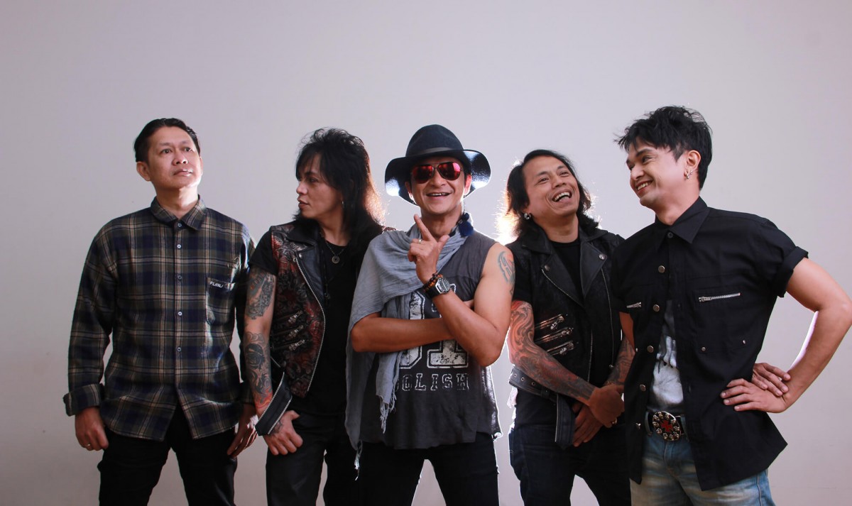 Kelima anggota band /rif saat pemotretan bersama salah satu media Indonesia.